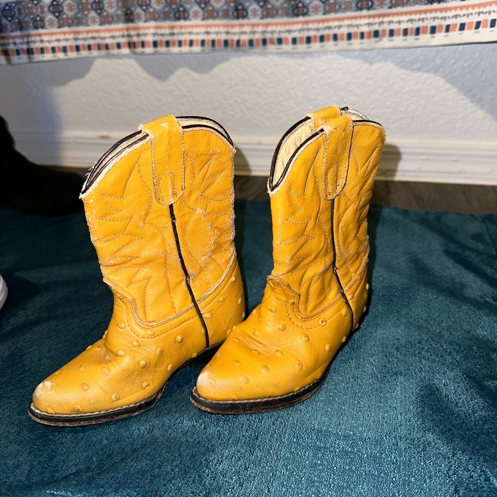Childs cowboy boots in not the best but also in good condition